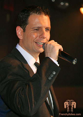 Le chanteur à voix du spectacle cabaret Frenchy Folie's